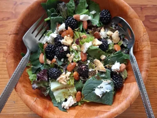 Ensalada verde con zarzamoras, almendras y queso de cabra