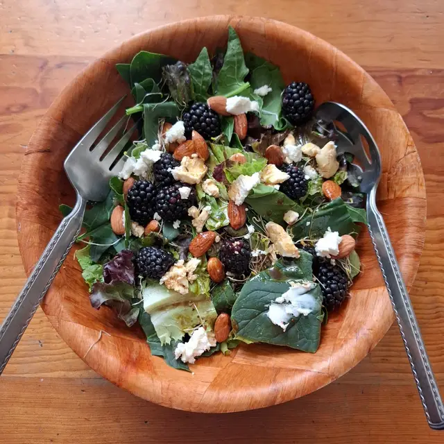 Ensalada verde con zarzamoras, almendras y queso de cabra